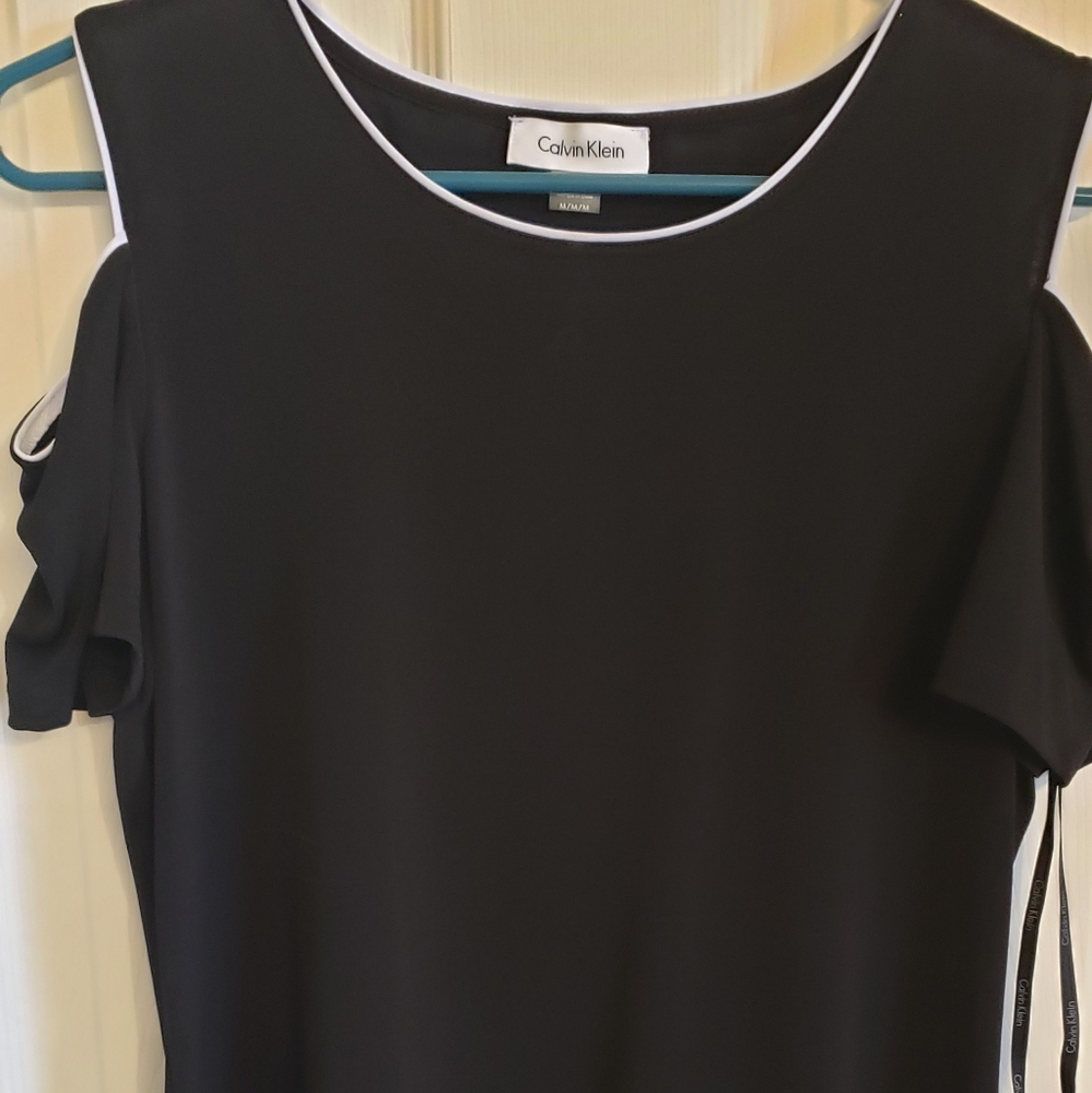 Calvin Klein Blank Top | Shoulder Exposed